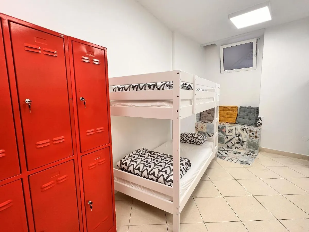 Split It Hostel 0*,